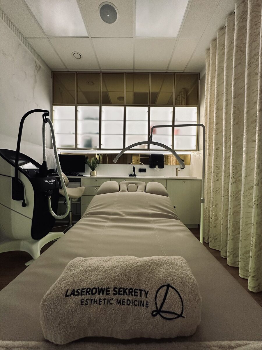 Gabinet zabiegowy Laserowe Sekrety Krosno — stanowisko z urządzeniem do epilacji laserowej